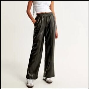 Abercrombie & Fitch Vegan Leather Straight-Leg Pants – Black – XL